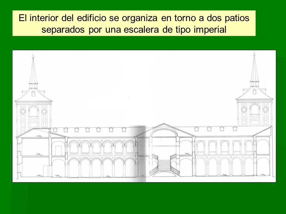 El interior del edificio se organiza en torno a dos patios separados por una escalera de tipo imperial