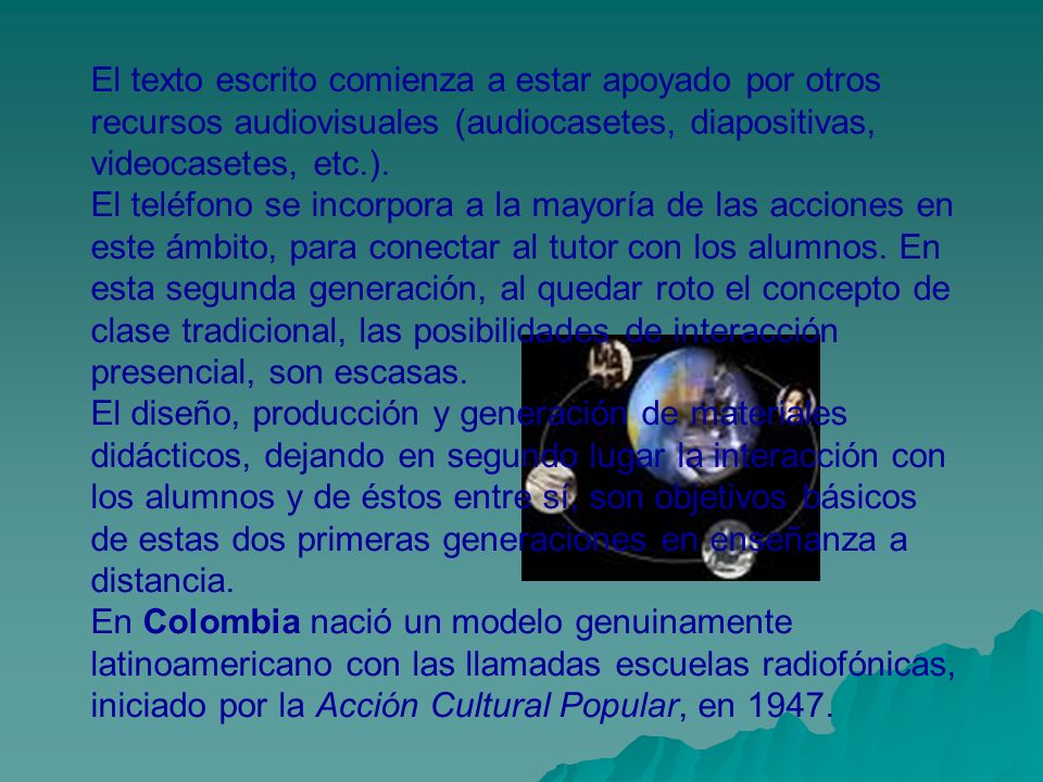 El texto escrito comienza a estar apoyado por otros recursos audiovisuales (audiocasetes, diapositivas, videocasetes, etc.).