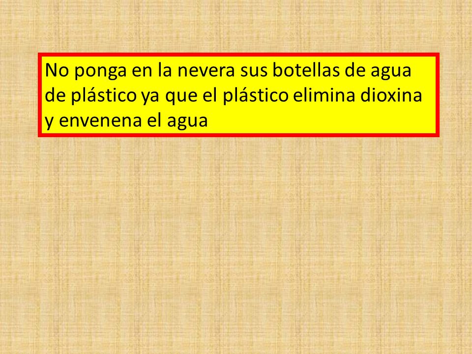 No ponga en la nevera sus botellas de agua de plástico ya que el plástico elimina dioxina y envenena el agua