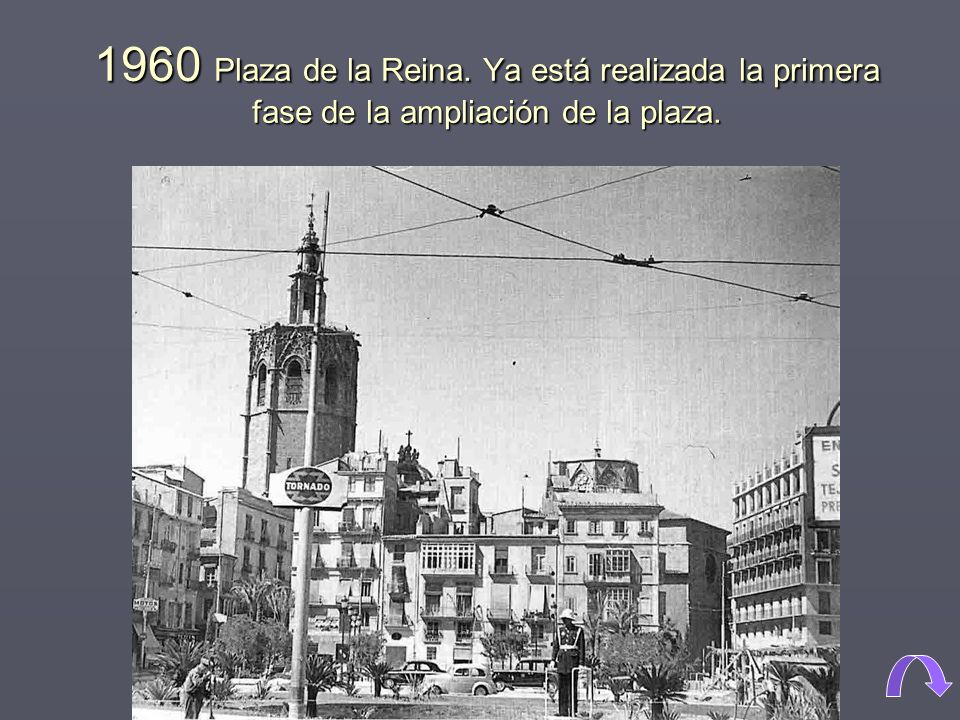 1960 Plaza de la Reina. Ya está realizada la primera fase de la ampliación de la plaza.
