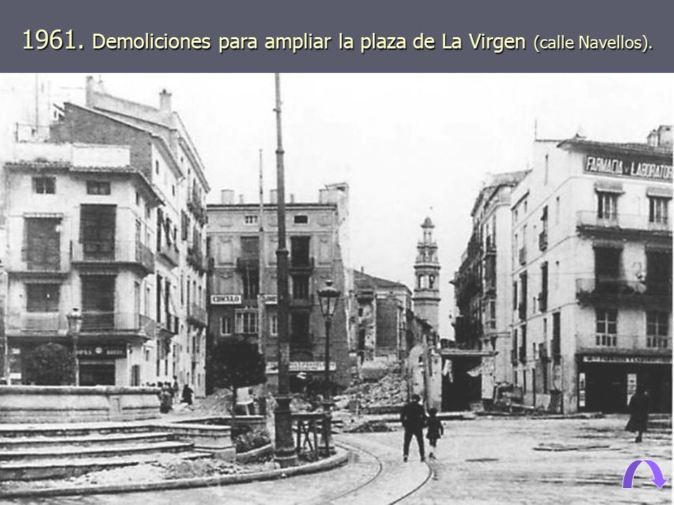 1961. Demoliciones para ampliar la plaza de La Virgen (calle Navellos).