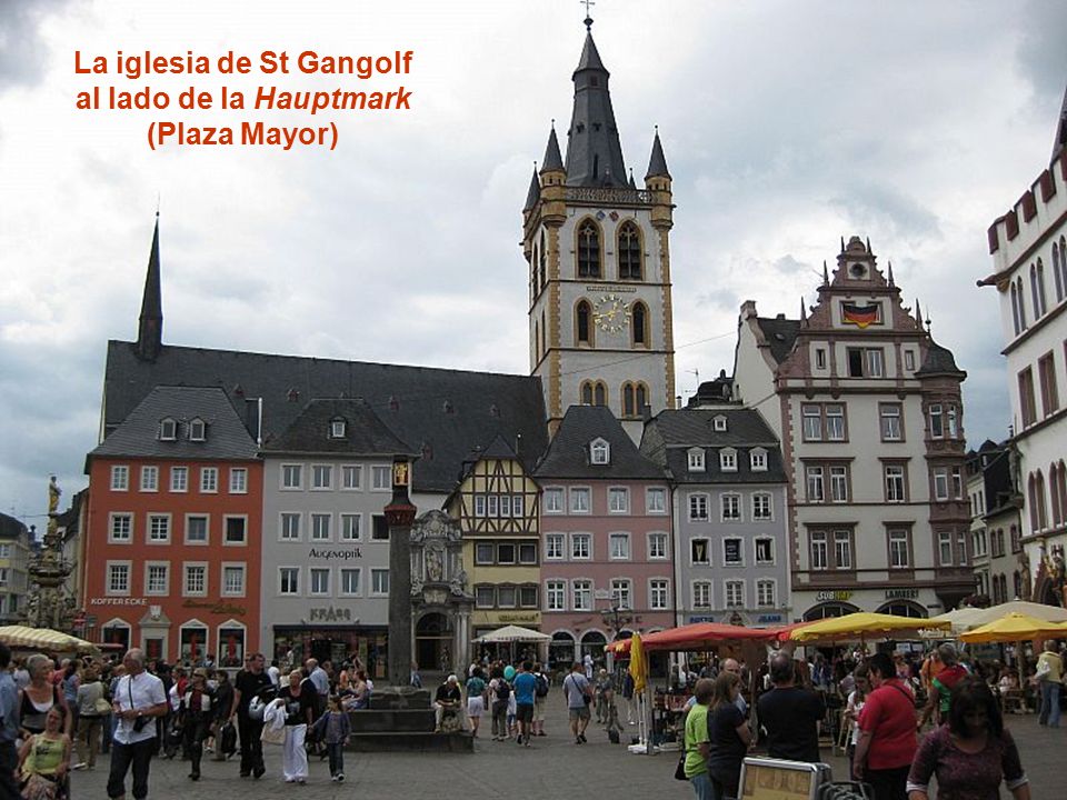 La iglesia de St Gangolf al lado de la Hauptmark (Plaza Mayor)