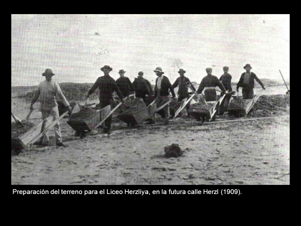 Preparación del terreno para el Liceo Herzliya, en la futura calle Herzl (1909).