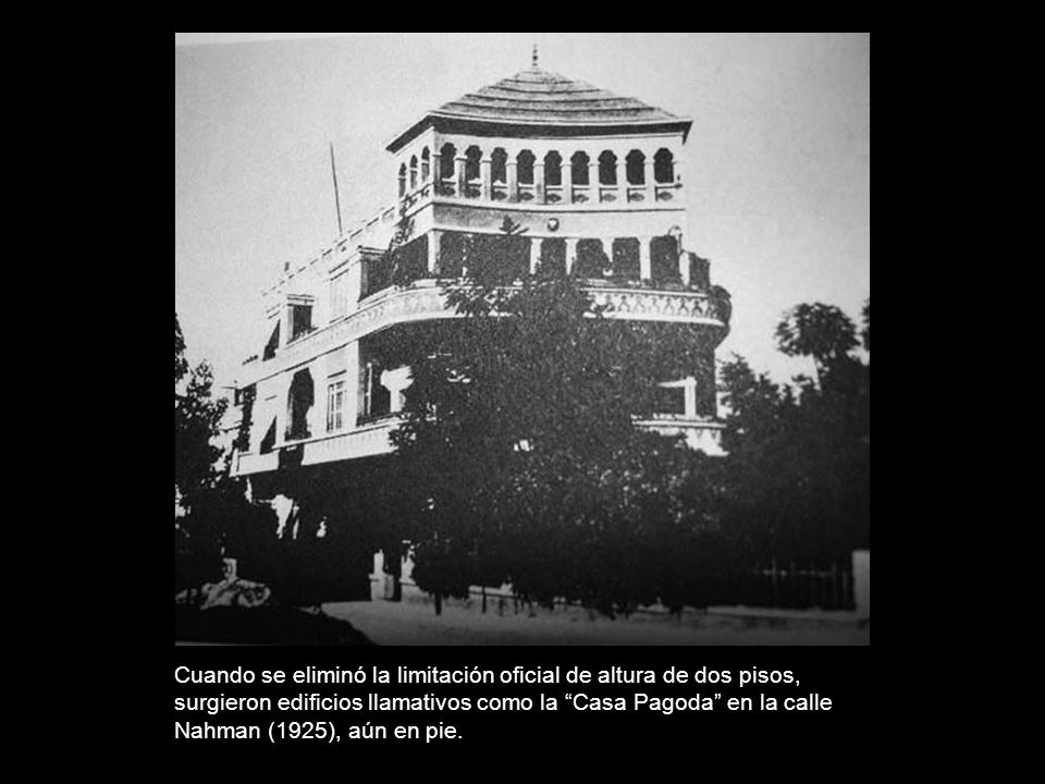 Cuando se eliminó la limitación oficial de altura de dos pisos, surgieron edificios llamativos como la Casa Pagoda en la calle Nahman (1925), aún en pie.