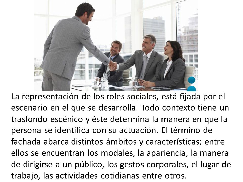 La representación de los roles sociales, está fijada por el escenario en el que se desarrolla.