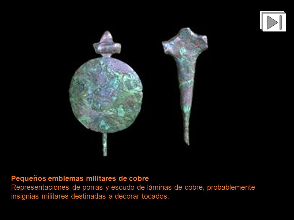 Pequeños emblemas militares de cobre Representaciones de porras y escudo de láminas de cobre, probablemente insignias militares destinadas a decorar tocados.