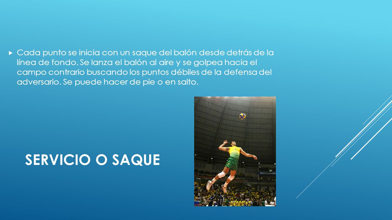 Cada punto se inicia con un saque del balón desde detrás de la línea de fondo. Se lanza el balón al aire y se golpea hacia el campo contrario buscando los puntos débiles de la defensa del adversario. Se puede hacer de pie o en salto.
