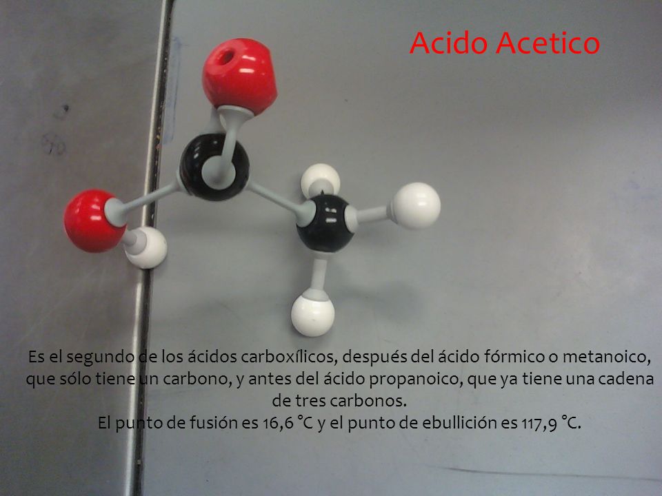 El punto de fusión es 16,6 °C y el punto de ebullición es 117,9 °C.