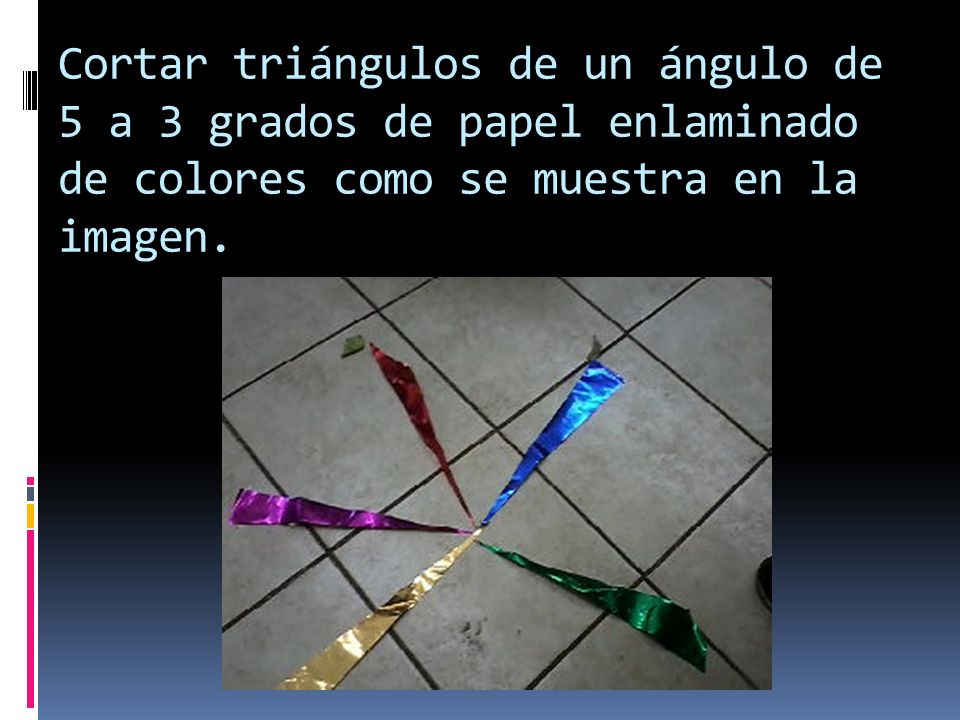 Cortar triángulos de un ángulo de 5 a 3 grados de papel enlaminado de colores como se muestra en la imagen.