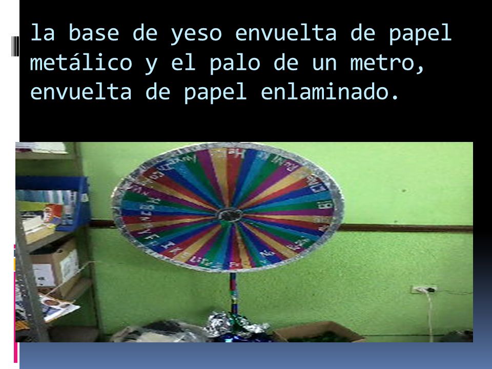 la base de yeso envuelta de papel metálico y el palo de un metro, envuelta de papel enlaminado.