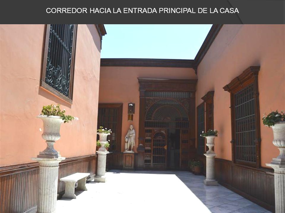 CORREDOR HACIA LA ENTRADA PRINCIPAL DE LA CASA