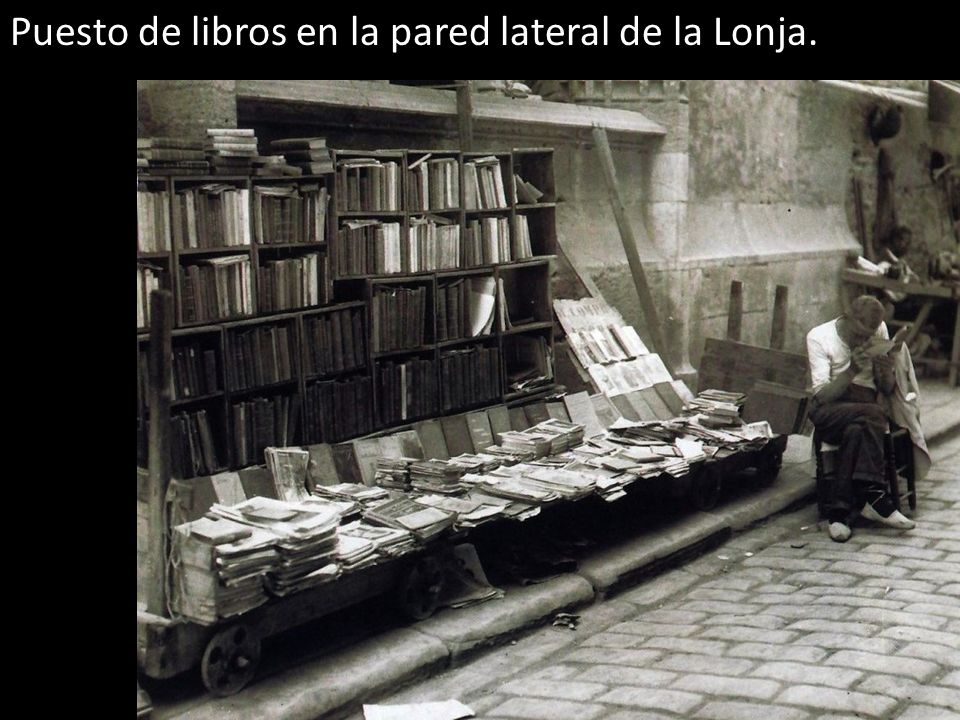 Puesto de libros en la pared lateral de la Lonja.