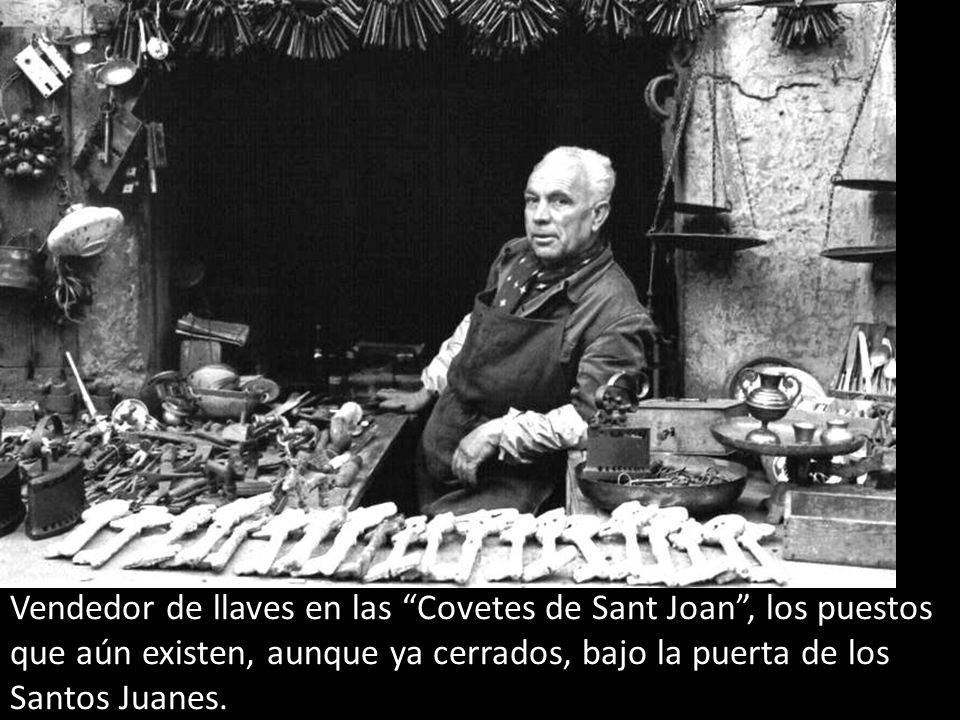 Vendedor de llaves en las Covetes de Sant Joan , los puestos que aún existen, aunque ya cerrados, bajo la puerta de los Santos Juanes.