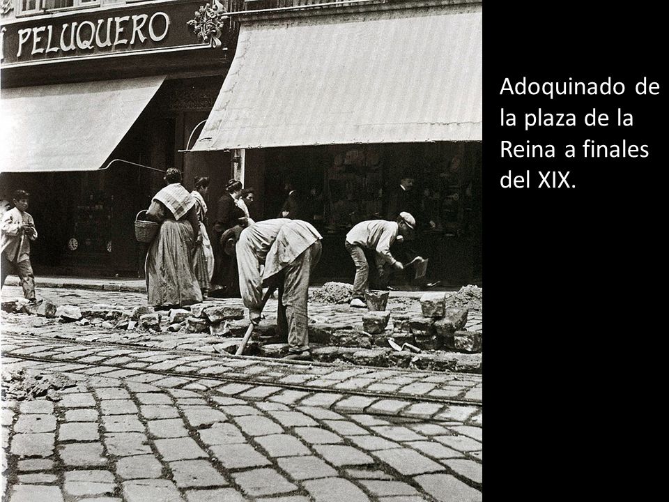 Adoquinado de la plaza de la Reina a finales del XIX.