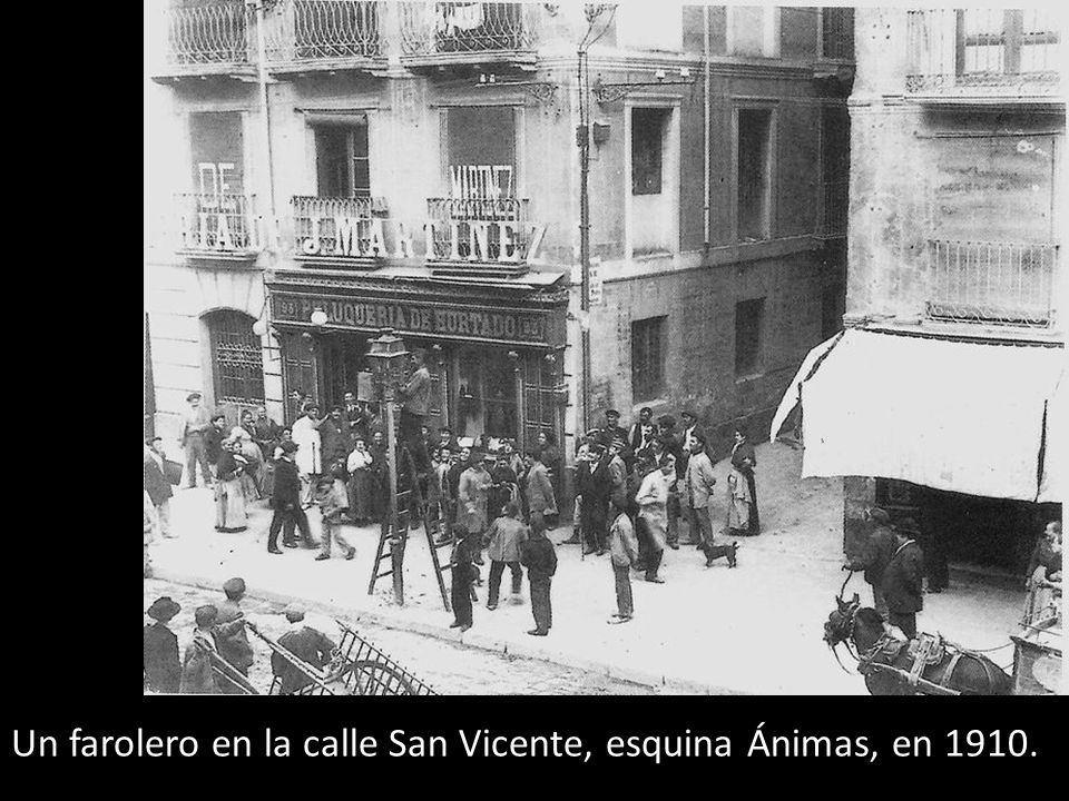 Un farolero en la calle San Vicente, esquina Ánimas, en 1910.