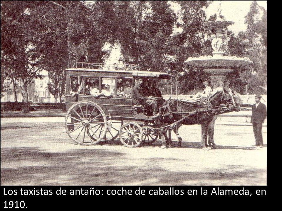 Los taxistas de antaño: coche de caballos en la Alameda, en 1910.
