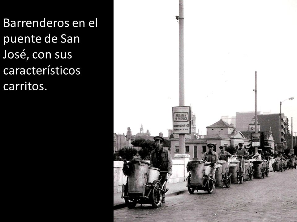 Barrenderos en el puente de San José, con sus característicos carritos.