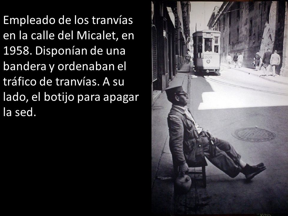 Empleado de los tranvías en la calle del Micalet, en 1958
