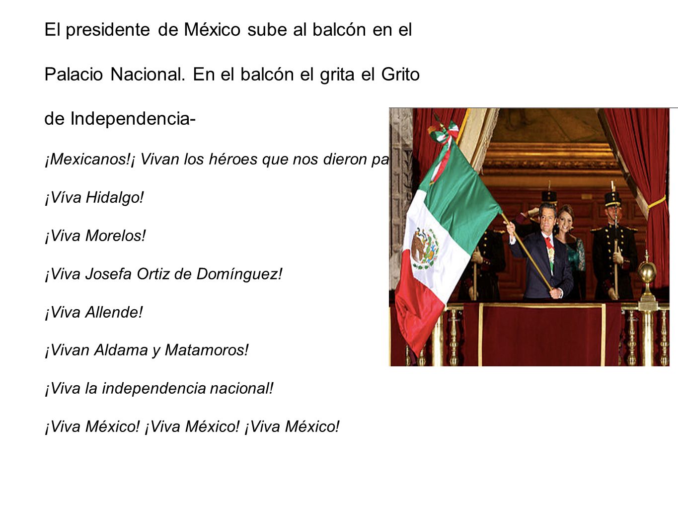 El presidente de México sube al balcón en el Palacio Nacional