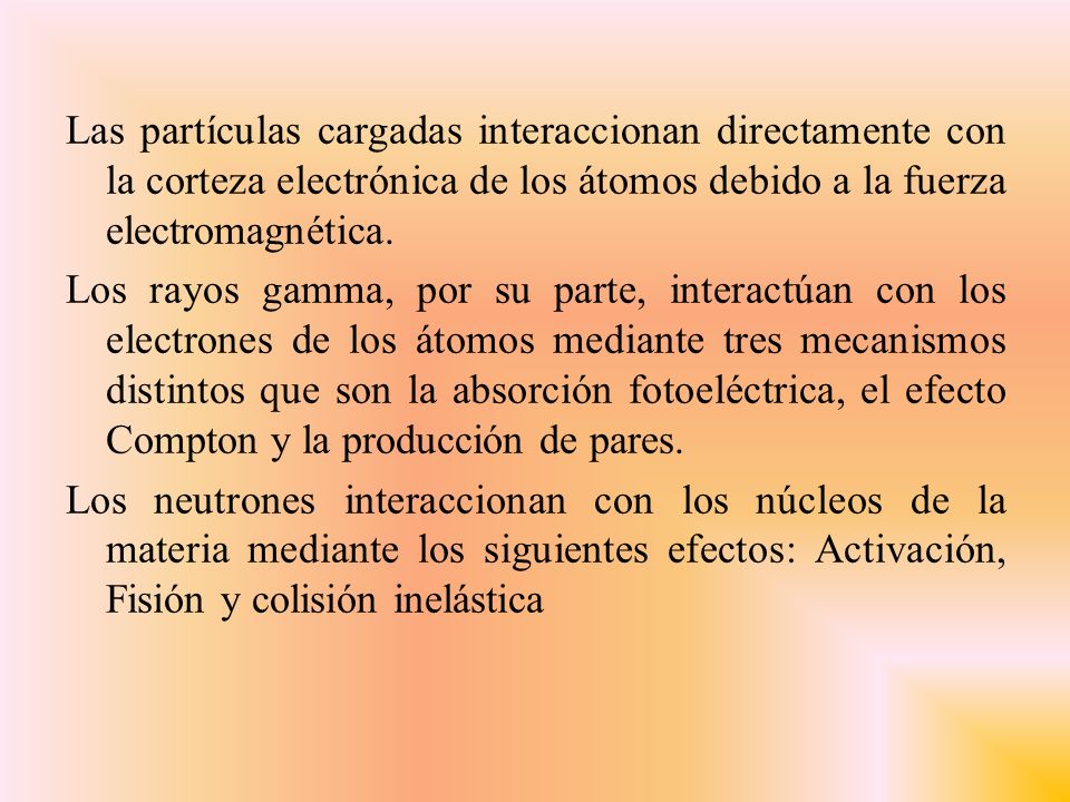 Las partículas cargadas interaccionan directamente con la corteza electrónica de los átomos debido a la fuerza electromagnética.