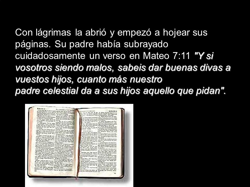 Con lágrimas la abrió y empezó a hojear sus páginas