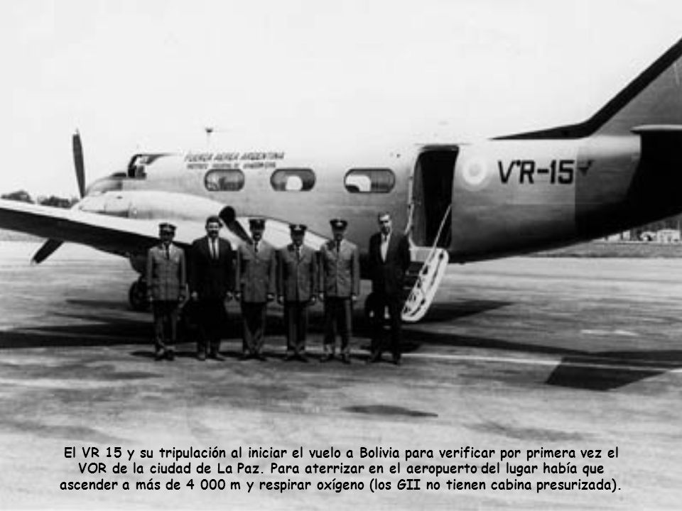 El VR 15 y su tripulación al iniciar el vuelo a Bolivia para verificar por primera vez el VOR de la ciudad de La Paz.