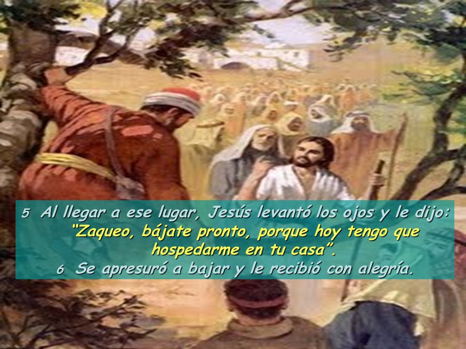 6 Se apresuró a bajar y le recibió con alegría.