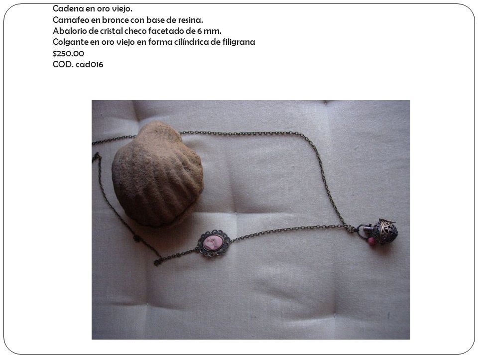 Cadena en oro viejo. Camafeo en bronce con base de resina