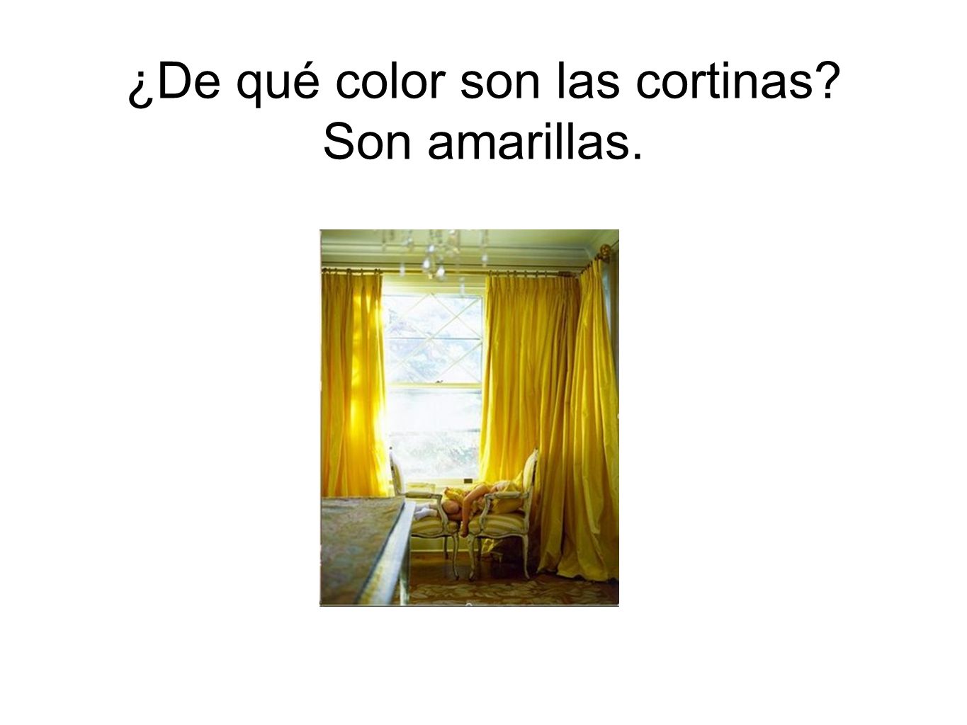 ¿De qué color son las cortinas Son amarillas.