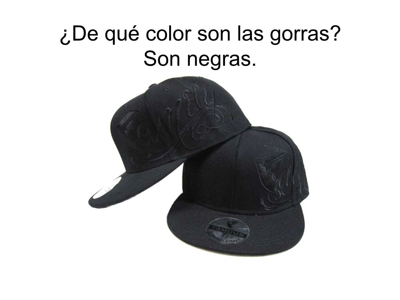 ¿De qué color son las gorras Son negras.