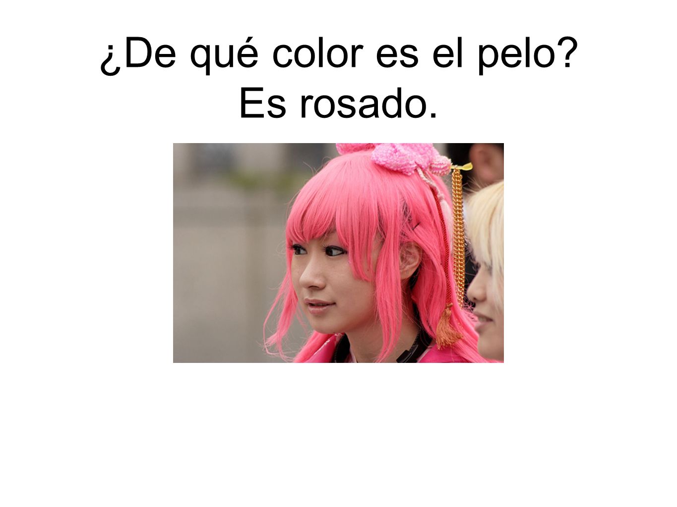 ¿De qué color es el pelo Es rosado.