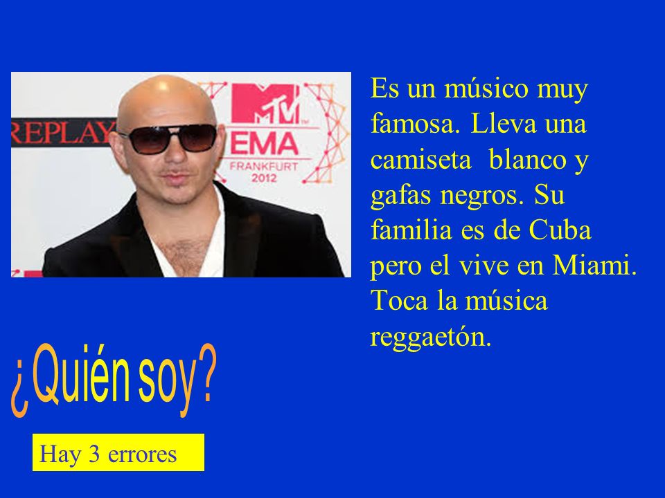 Es un músico muy famosa. Lleva una camiseta blanco y gafas negros