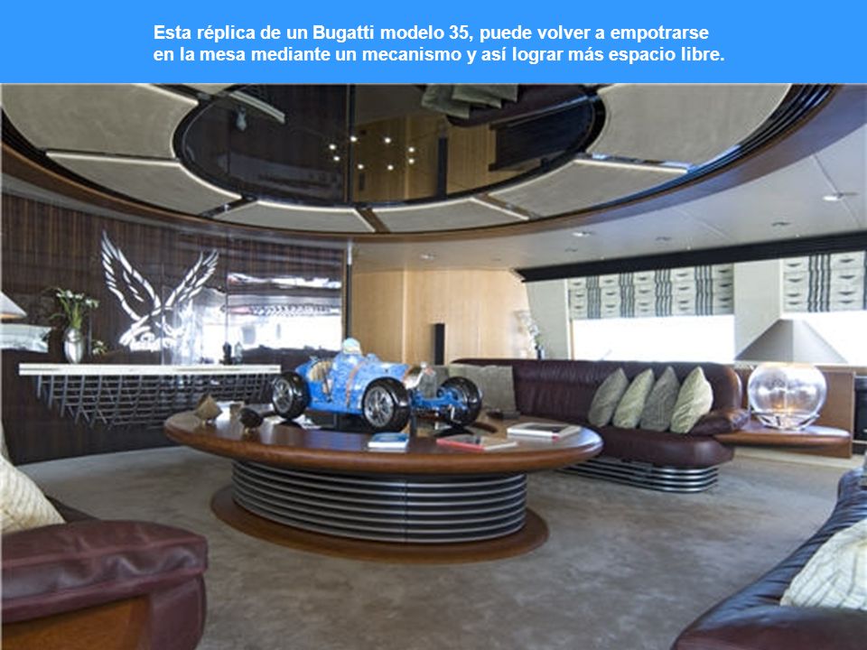 Esta réplica de un Bugatti modelo 35, puede volver a empotrarse en la mesa mediante un mecanismo y así lograr más espacio libre.