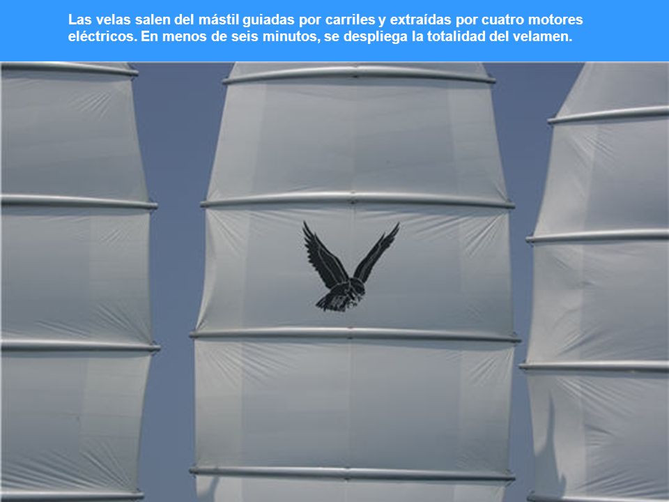 Las velas salen del mástil guiadas por carriles y extraídas por cuatro motores eléctricos.