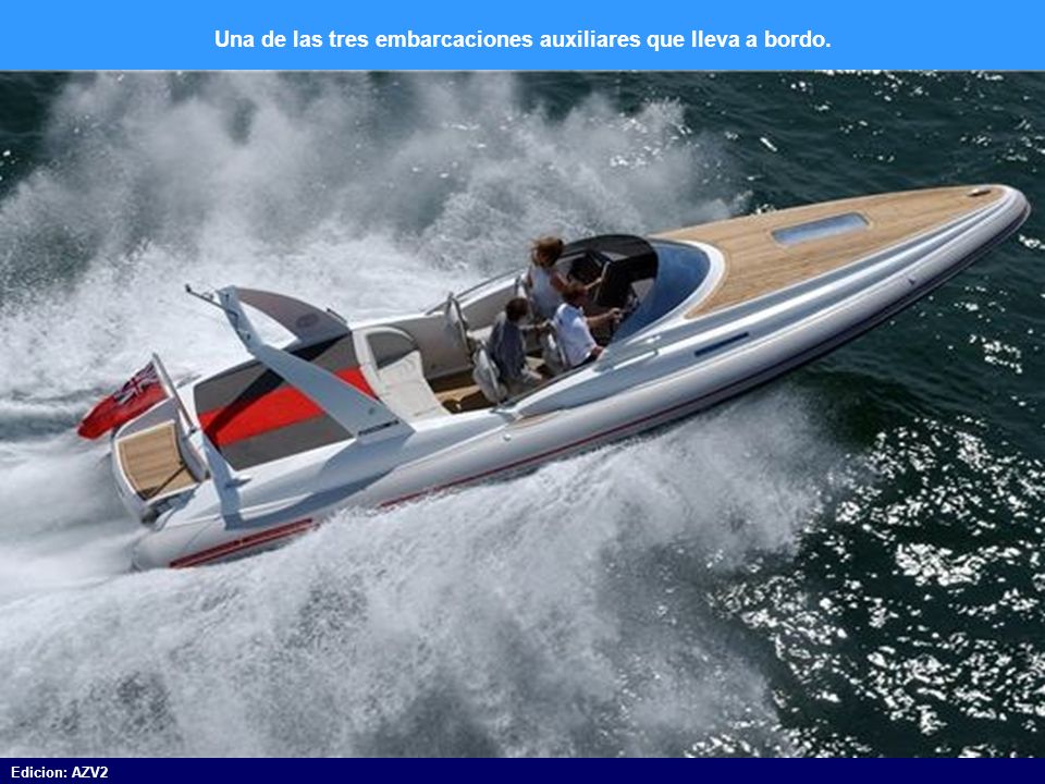 Una de las tres embarcaciones auxiliares que lleva a bordo.