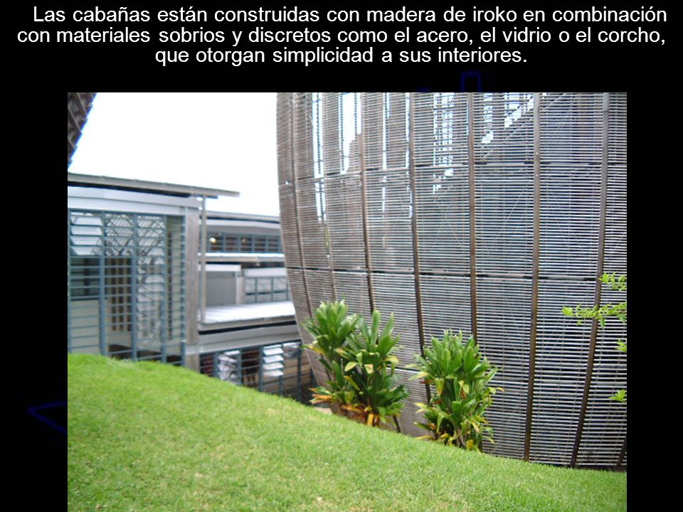 Las cabañas están construidas con madera de iroko en combinación con materiales sobrios y discretos como el acero, el vidrio o el corcho, que otorgan simplicidad a sus interiores.