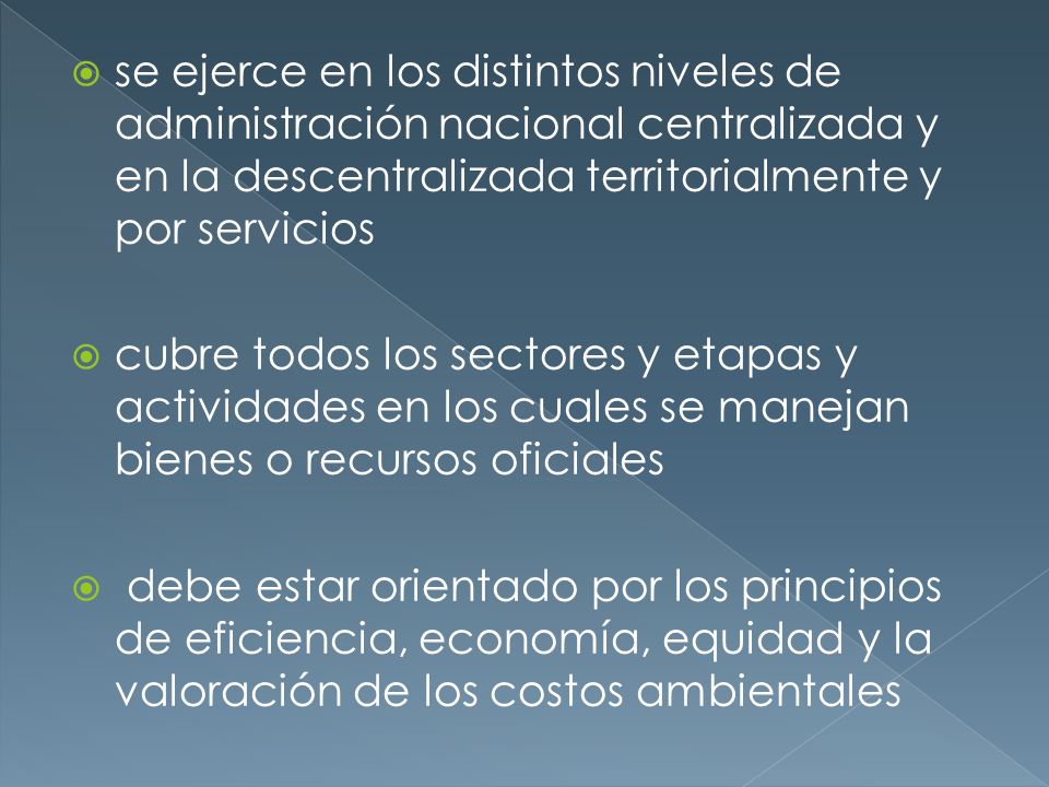 se ejerce en los distintos niveles de administración nacional centralizada y en la descentralizada territorialmente y por servicios