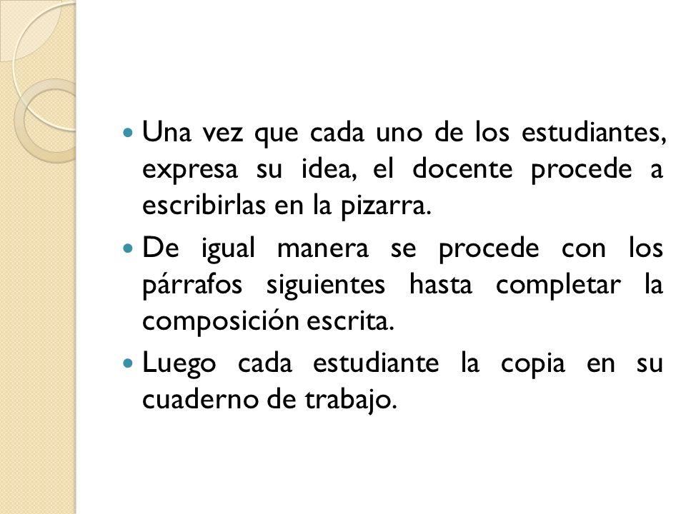 Una vez que cada uno de los estudiantes, expresa su idea, el docente procede a escribirlas en la pizarra.