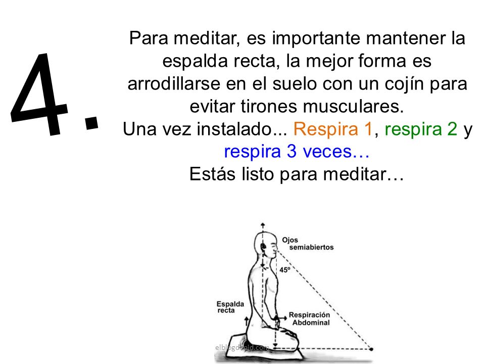 Para meditar, es importante mantener la espalda recta, la mejor forma es arrodillarse en el suelo con un cojín para evitar tirones musculares.