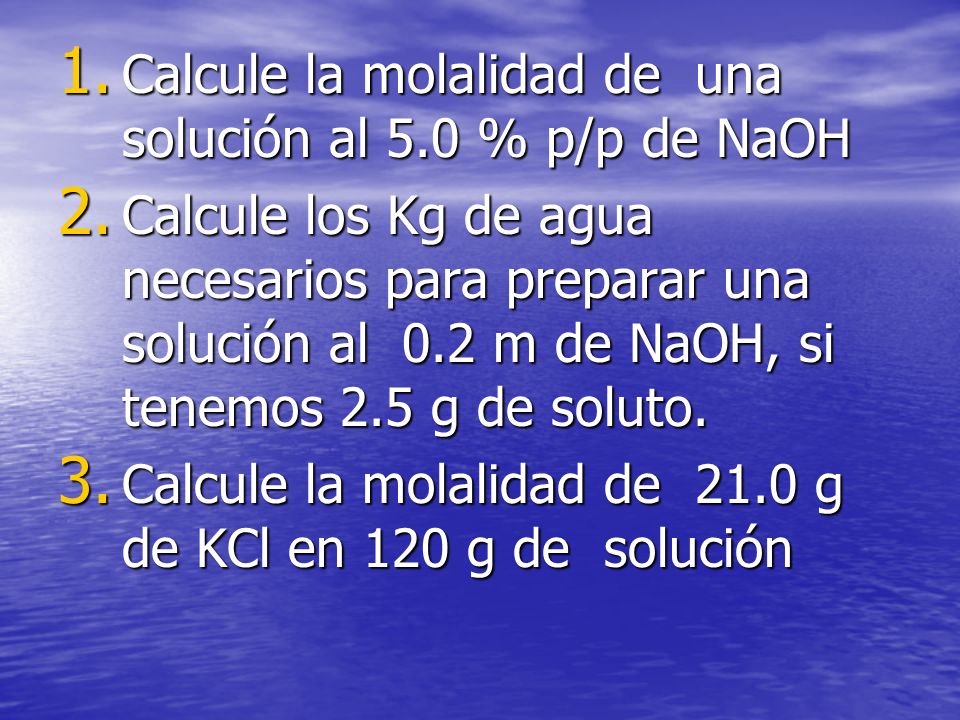 Calcule la molalidad de una solución al 5.0 % p/p de NaOH