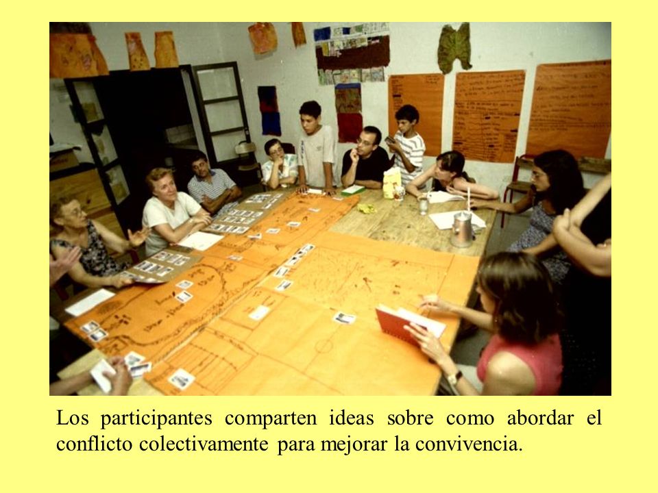 Los participantes comparten ideas sobre como abordar el conflicto colectivamente para mejorar la convivencia.