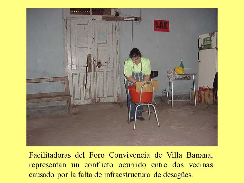 Facilitadoras del Foro Convivencia de Villa Banana, representan un conflicto ocurrido entre dos vecinas causado por la falta de infraestructura de desagües.