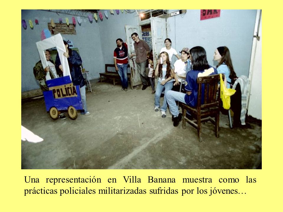 Una representación en Villa Banana muestra como las prácticas policiales militarizadas sufridas por los jóvenes…