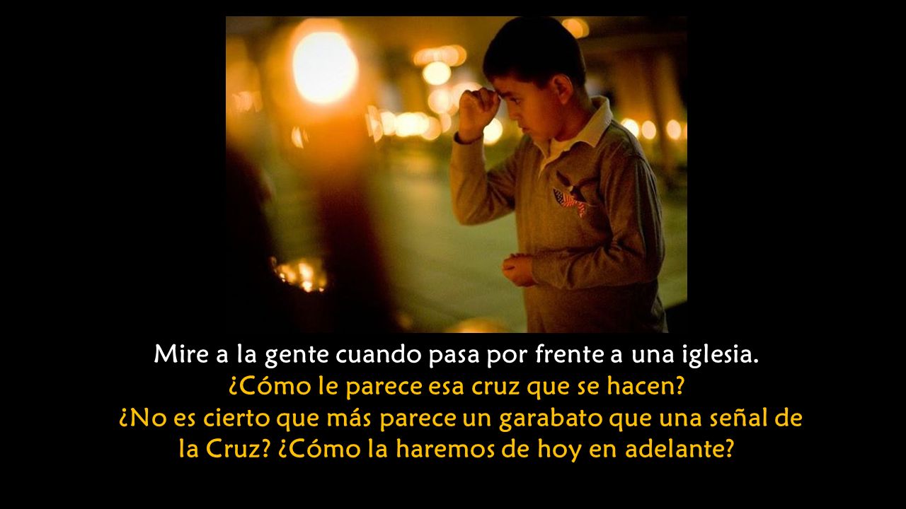 Mire a la gente cuando pasa por frente a una iglesia.