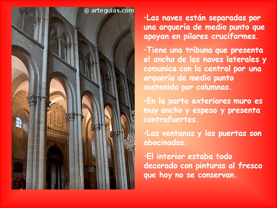 Las naves están separadas por una arquería de medio punto que apoyan en pilares cruciformes.