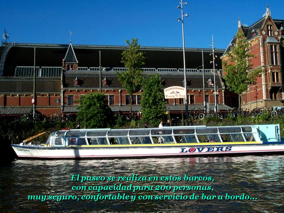 El paseo se realiza en estos barcos, con capacidad para 200 personas,