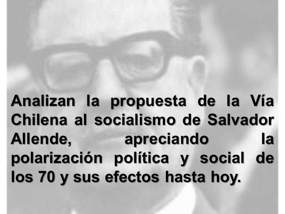 Analizan la propuesta de la Vía Chilena al socialismo de Salvador Allende, apreciando la polarización política y social de los 70 y sus efectos hasta hoy.