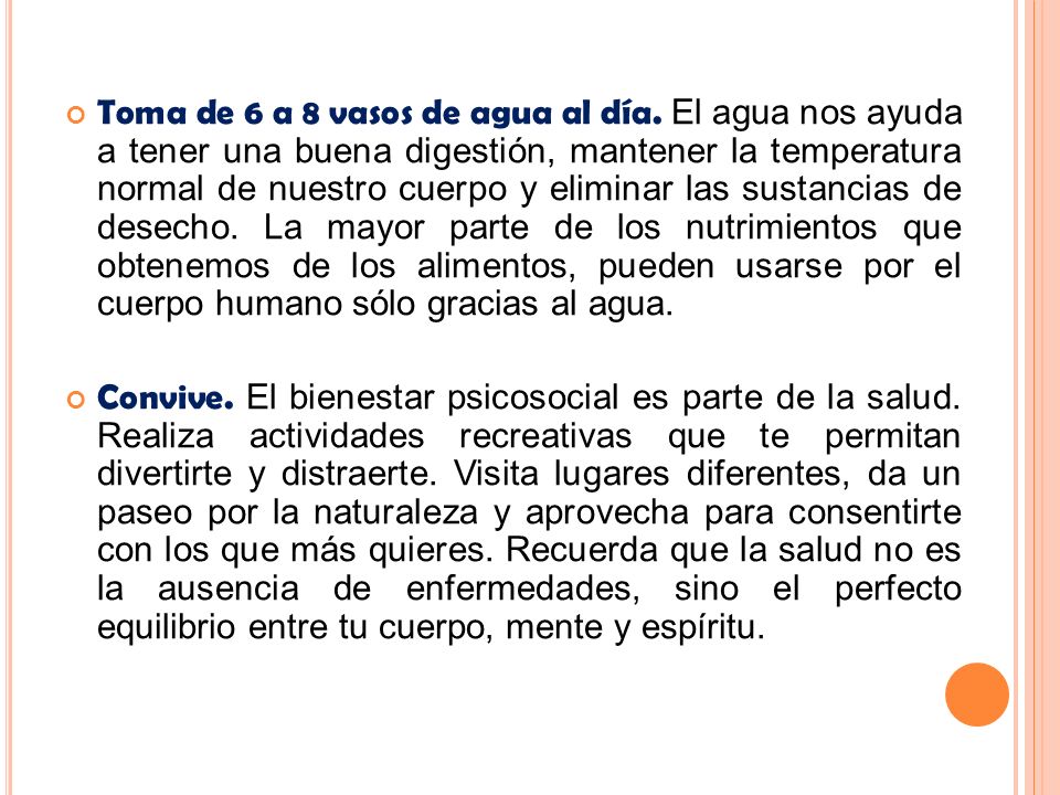 Toma de 6 a 8 vasos de agua al día