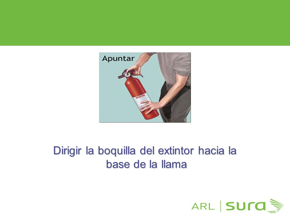 Dirigir la boquilla del extintor hacia la base de la llama