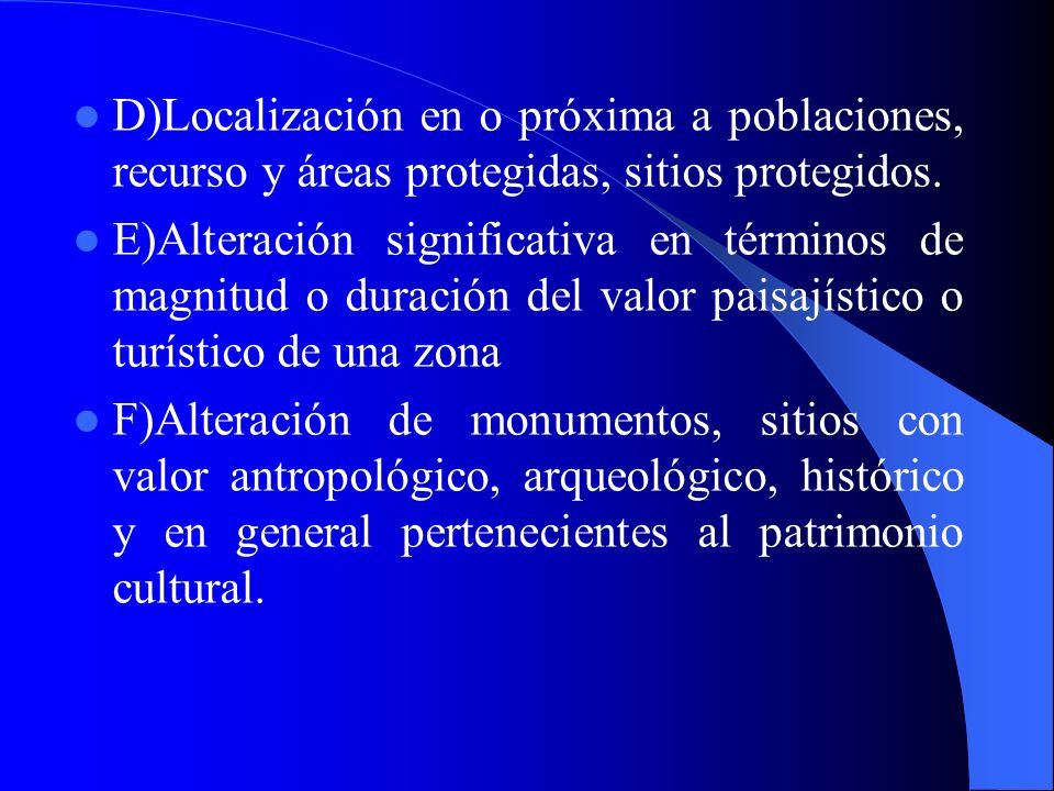 D)Localización en o próxima a poblaciones, recurso y áreas protegidas, sitios protegidos.